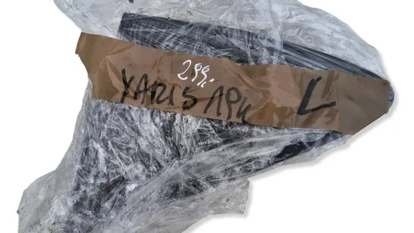 Vasen lokasuojan kolmio OEM 601180D190 Toyota Yaris image 5
