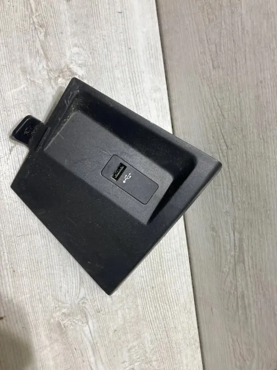 BMW USB-Buchsen-Gehäuse OEM 6820397 - Gebraucht image 2