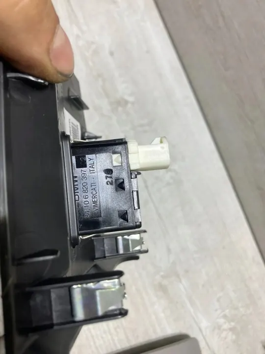 BMW USB-Buchsen-Gehäuse OEM 6820397 - Gebraucht image 4
