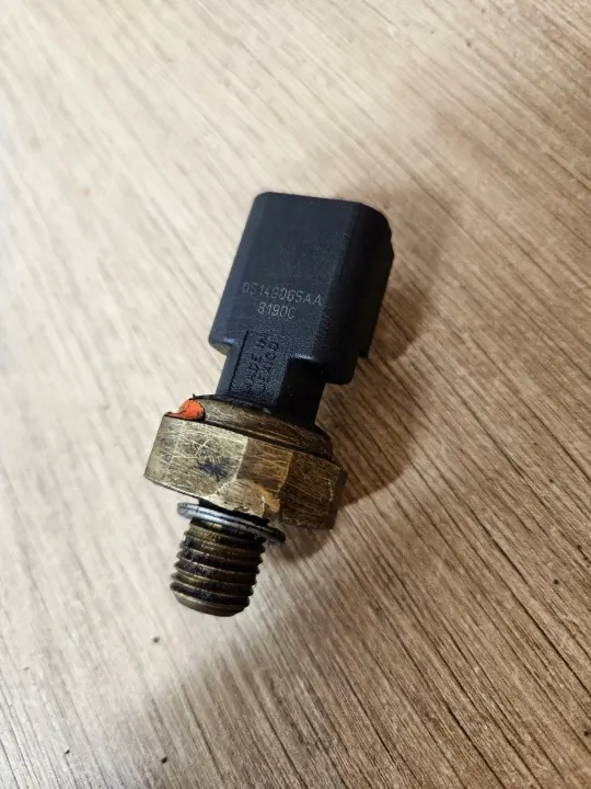 Sensor de pressão de óleo Chrysler OE 05149065AA image 2