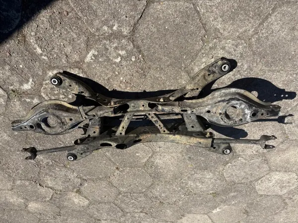 Travesaño trasero Mazda OEM KD31826 - Usado image 2