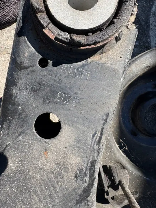 Travesaño trasero Mazda OEM KD31826 - Usado image 3