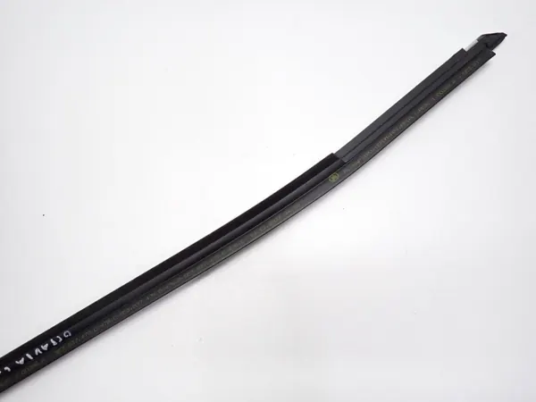 Junta da Porta Dianteira Esquerda OEM 5E3837477C Skoda Octavia IV image 5