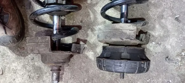 Vorderer Linker Stoßdämpfer OEM - Gebraucht Renault OE image 3