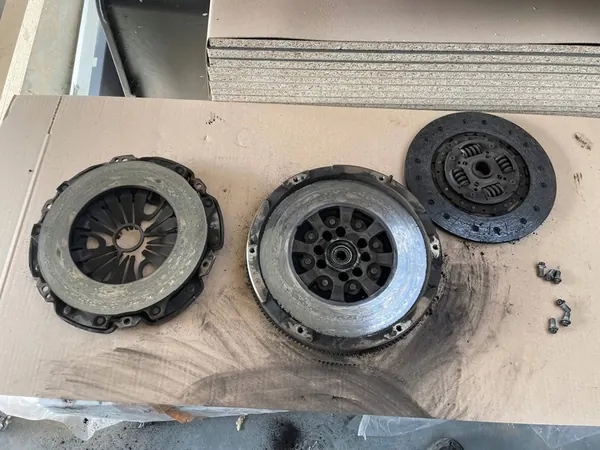 Kaksoismassakytkin Mercedes-Benz Sprinter W906 A6420300705 image 3