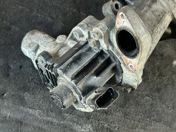 Peugeot 4007 2.2 HDI Enfriador de Escape Válvula EGR image 3