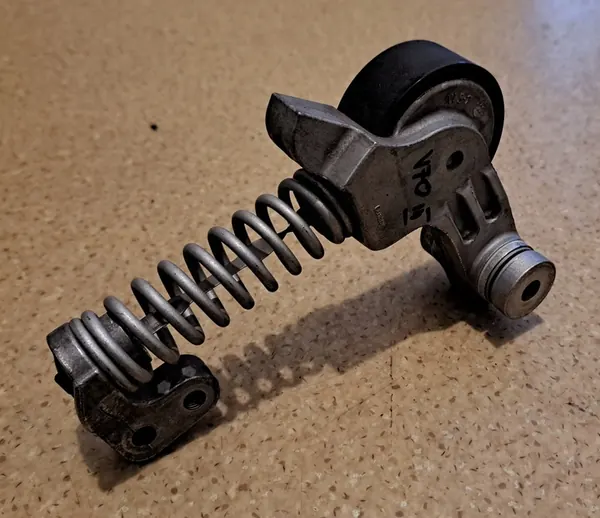 VOLVO V70 III Spännare för generatorrem 32249370 image 4