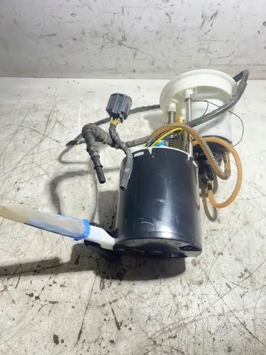 Volvo V70 Bränslepump OEM 31274815 - Begagnad image 3