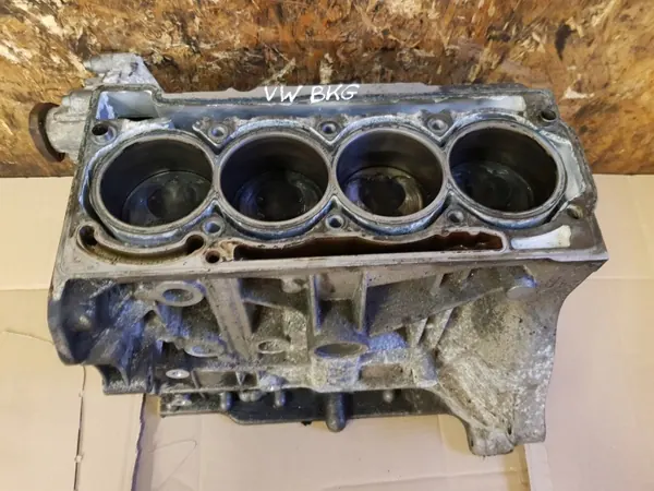 OEM mercedes413 Moottorilohko alaosa VW Golf V:lle image 2