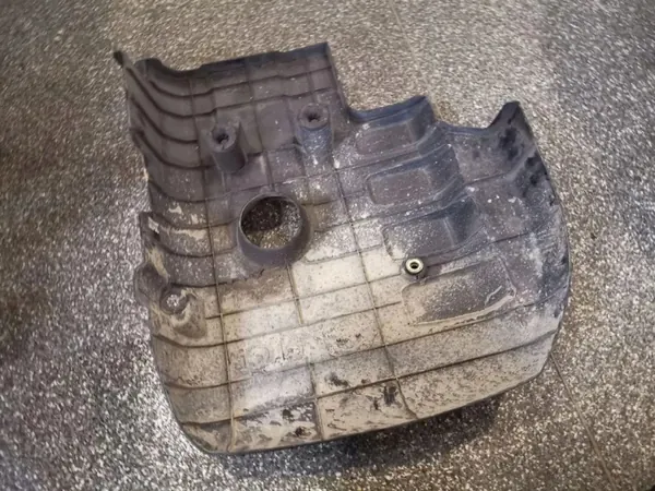 Cubierta Motor Nissan OE 6743074 - Estado Usado image 3