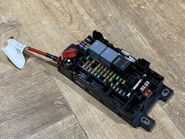 Zekeringkast DISCOVERY SPORT L550 EVOQUE K8D214N030AC image 1