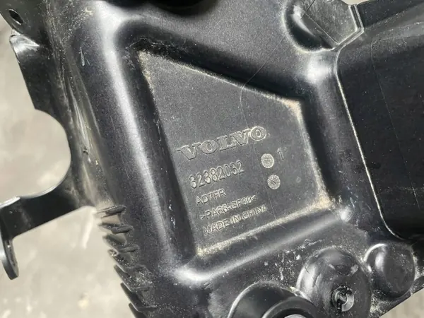 Vesipumpun Kiinnike OEM 32382032 Volvo EX40:lle image 3