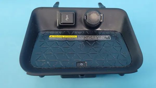 Toyota OEM 861C0-42020 Carregador Indução & Porta USB image 2