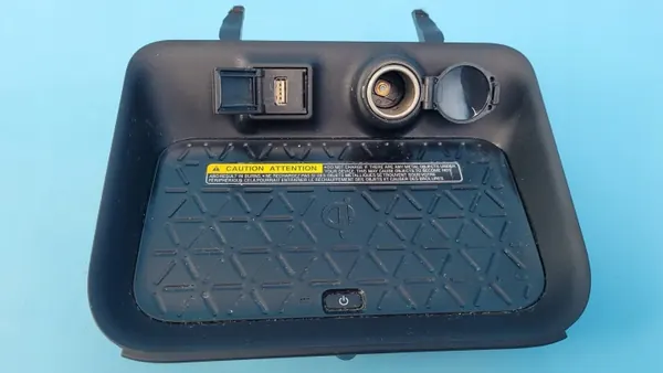 Toyota OEM 861C0-42020 Carregador Indução & Porta USB image 10