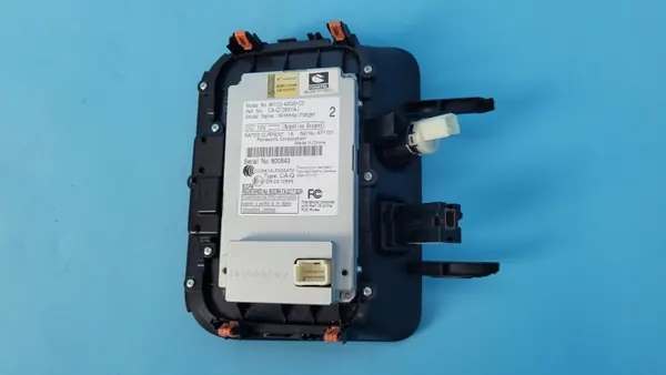 Toyota OEM 861C0-42020 Carregador Indução & Porta USB image 4