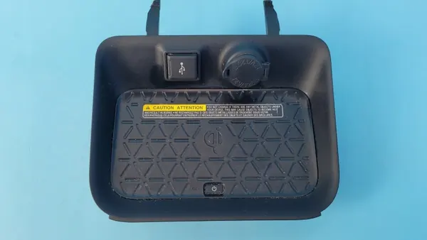 Toyota OEM 861C0-42020 Carregador Indução & Porta USB image 5