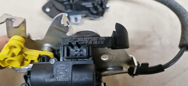 VW Skoda Baklucka Lås och Drag 3G0827506F image 3