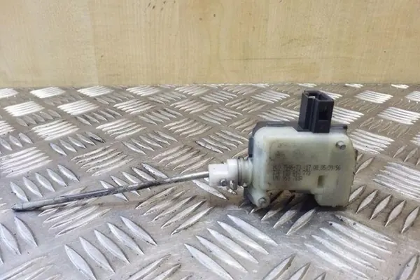 Bränsletanklock SKODA OCTAVIA II 1.9L diesel image 2