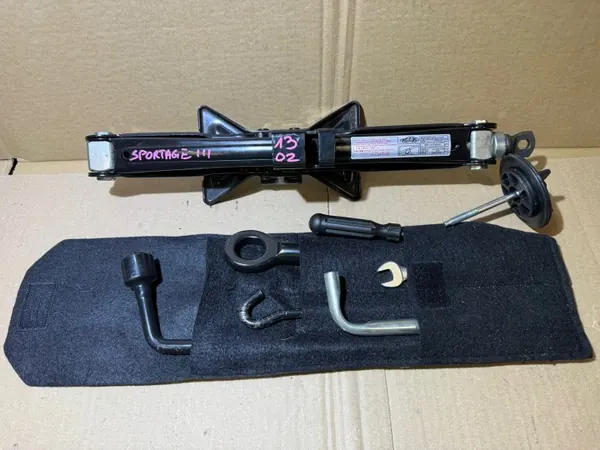 KIA SPORTAGE Jack & Wrench Set OEM 13.02 image 2