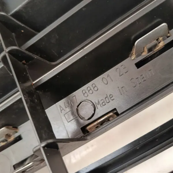 Mercedes Vito V447 Grill OEM A4478880123 - Begagnad image 7