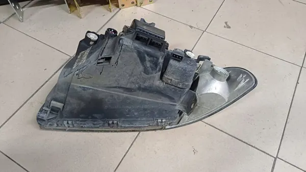 Faros Derecho Audi A4 B5 OEM Valeo 8D0941030 image 4