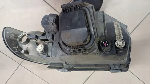 Faros Derecho Audi A4 B5 OEM Valeo 8D0941030 image 5