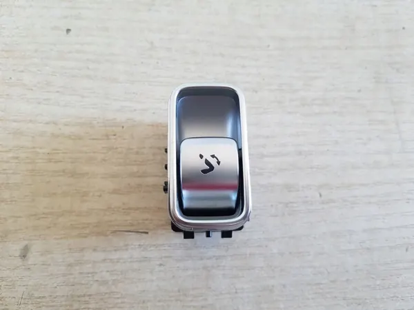 Mercedes W167 Sitzklapptaste OEM A16779053402 image 2