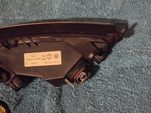 Farol Halógeno Esquerdo Skoda Octavia III 5E0941701F image 9