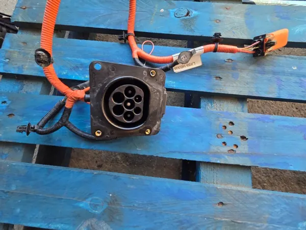 Tomada de carga Ford Kuga MK3 Híbrido OEM LX6814B308CN image 3