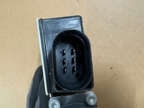 Audi Q8 motorrullmekanism OEM 4M8863560 image 3