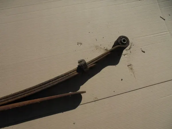 Linke Hinterfeder D40 für Nissan Navara 2006 image 4