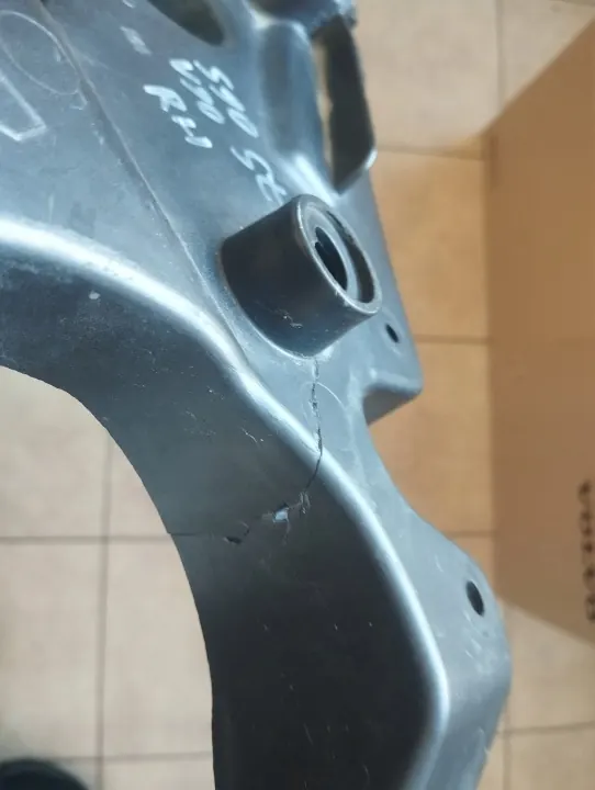 Volvo V90 S90 höger stänkskärmsfäste OEM 31378985 image 3