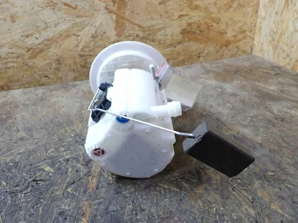 Mercedes-Benz GL X166 Bränslepump OEM A1664701094 image 3