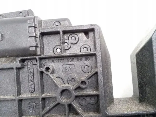 Mercedes-Benz motorruimte onderdeel OEM A1779059900 image 4
