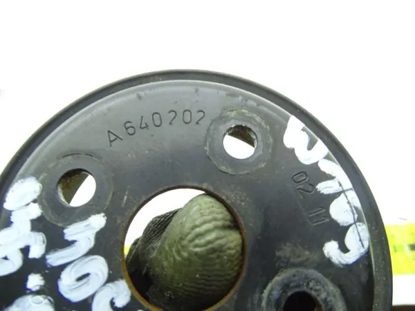 Polea Bomba de Agua Mercedes OEM A6402020211 - Usado image 4