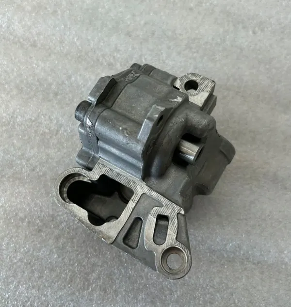 Pompe à huile d'occasion OEM 03L115105F VW Audi 2.0 TDI image 3
