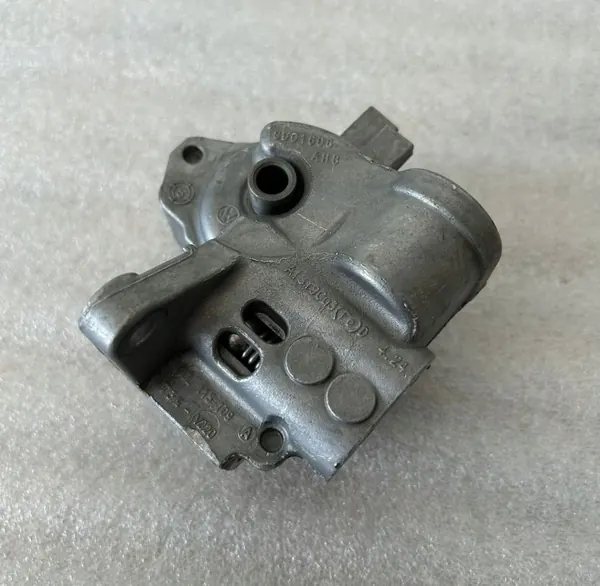 Pompe à huile d'occasion OEM 03L115105F VW Audi 2.0 TDI image 4