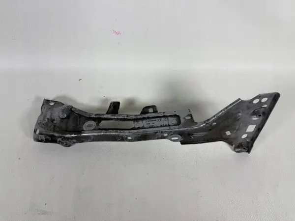 Audi A4 A5 B9 Lokasuojan kiinnike OEM 8W0821138C Oikea Etu image 2