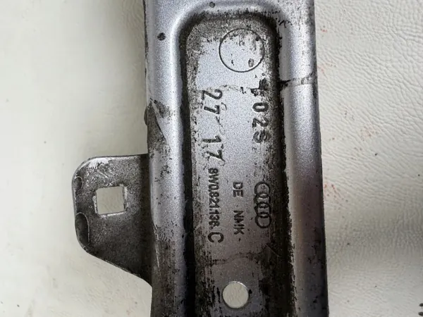 Audi A4 A5 B9 Lokasuojan kiinnike OEM 8W0821138C Oikea Etu image 3