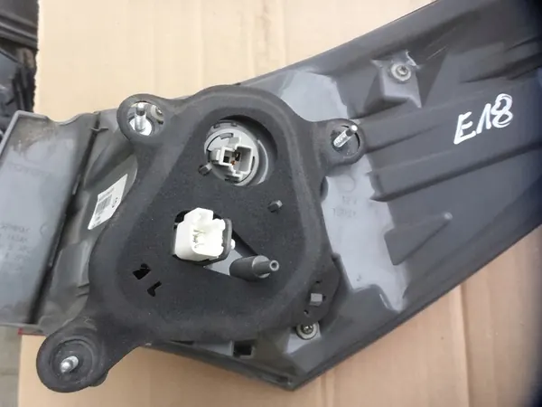 Lámpara Trasera Izquierda Toyota Corolla E16 Sedan 81560-02A80 image 9