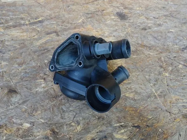 AUDI A3 8P GOLF V R32 Carcasa de termostato 022121117C image 2