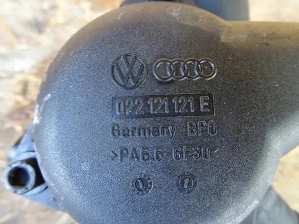 AUDI A3 8P GOLF V R32 Carcasa de termostato 022121117C image 4