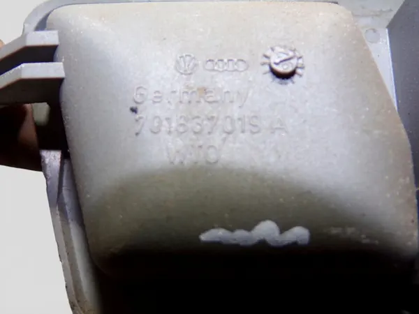 Tirador interior izquierdo delantero VW OEM 701837019A image 3
