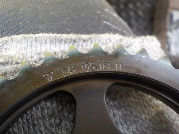 CAYENNE 4.8 V8 09r Engranaje de árbol de levas de escape 94810518111 image 3