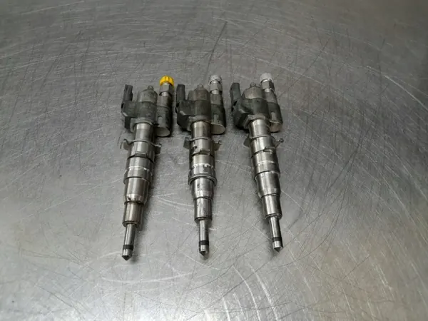 BMW 2.0 Einspritzdüse OEM 7589048 - Gebraucht image 2