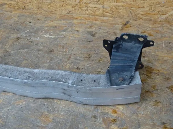 AUDI A3 8P Etupuskuri Vahvistus 8P0807113B image 10