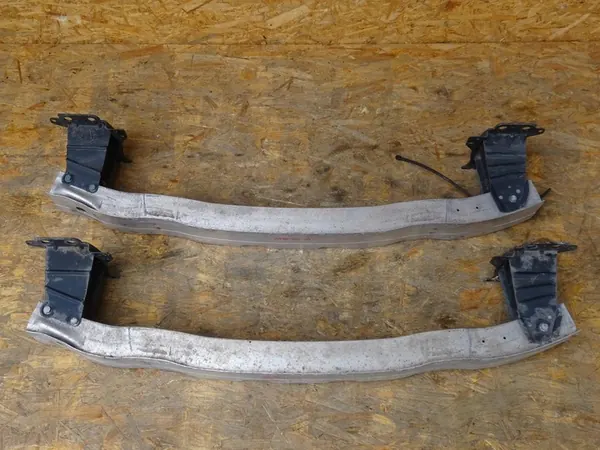 AUDI A3 8P Etupuskuri Vahvistus 8P0807113B image 2