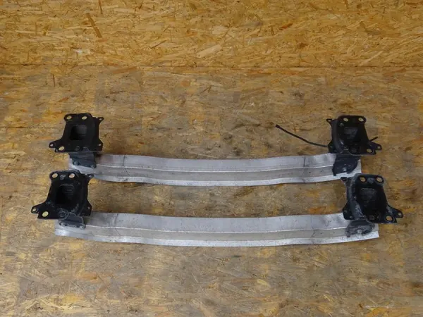 AUDI A3 8P Etupuskuri Vahvistus 8P0807113B image 3