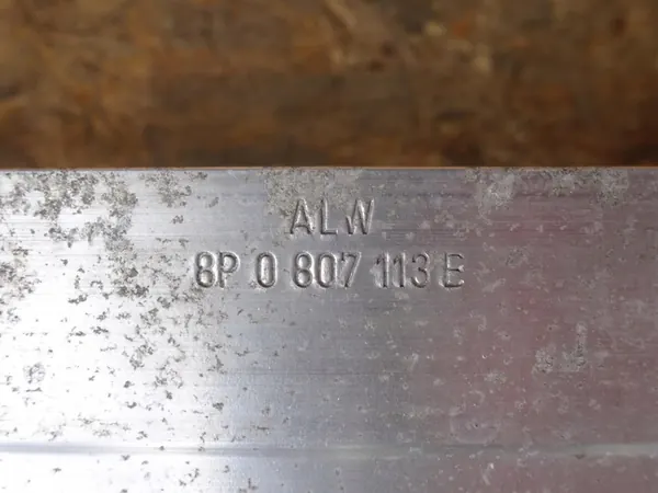 AUDI A3 8P Etupuskuri Vahvistus 8P0807113B image 4