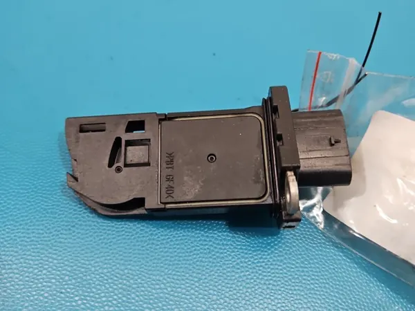 Sensor de flujo de aire BMW AFH70M-81 usado image 3